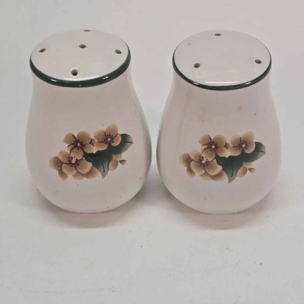 Citation The Cades‎ Cove Collection Yellow Flowers & Apple Salt & Pepper Shakers